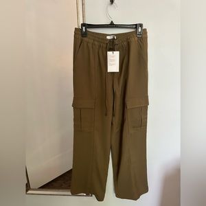 flowy khaki colored pants from banana republic